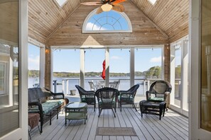 Interior - Rocky's Lake House, Lake Front (centre)