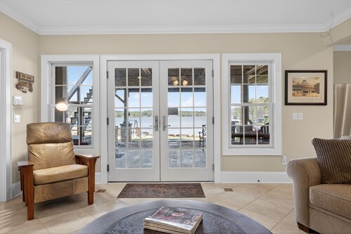 Rocky's Lake House, Exotic Home, Lake Front