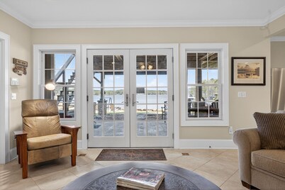 Rocky's Lake House, Exotic Home, Lake Front
