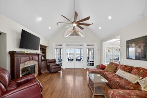 Smart TV, fireplace, ping pong, books