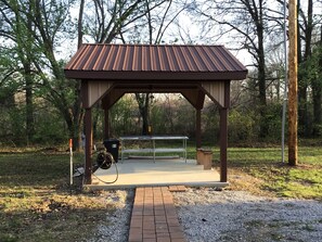 Property grounds - Rustic Antler Lodge 4 Bedroom 1.5 baths located 2 miles from Rend Lake. (Bonnie)