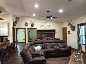 Living area - Rustic Antler Lodge 4 Bedroom 1.5 baths located 2 miles from Rend Lake. (Bonnie)