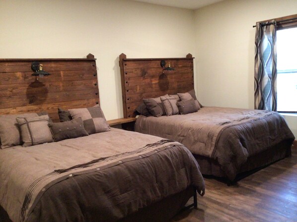 Room - Rustic Antler Lodge 4 Bedroom 1.5 baths located 2 miles from Rend Lake. (Bonnie)