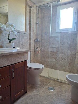 Hair dryer, soap, toilet paper - Spectacular exterior apartment with pool and parking included! (Mairena del Aljarafe)
