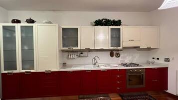 Leilighet, balkong, byutsikt | Eget kjøkken