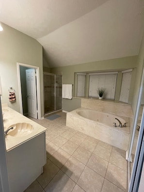 Jetted bath, hair dryer, towels, soap - Fantastic 4-bedroom house in Welcoming Deer Park (Deer Park)