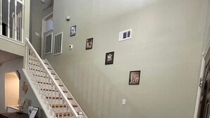 Eine Treppe mit weißen Geländern und Holzboden, die zu einer oberen Ebene führt.
