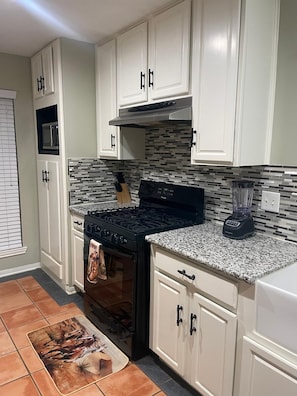 Private kitchen - Fantastic 4-bedroom house in Welcoming Deer Park (Deer Park)