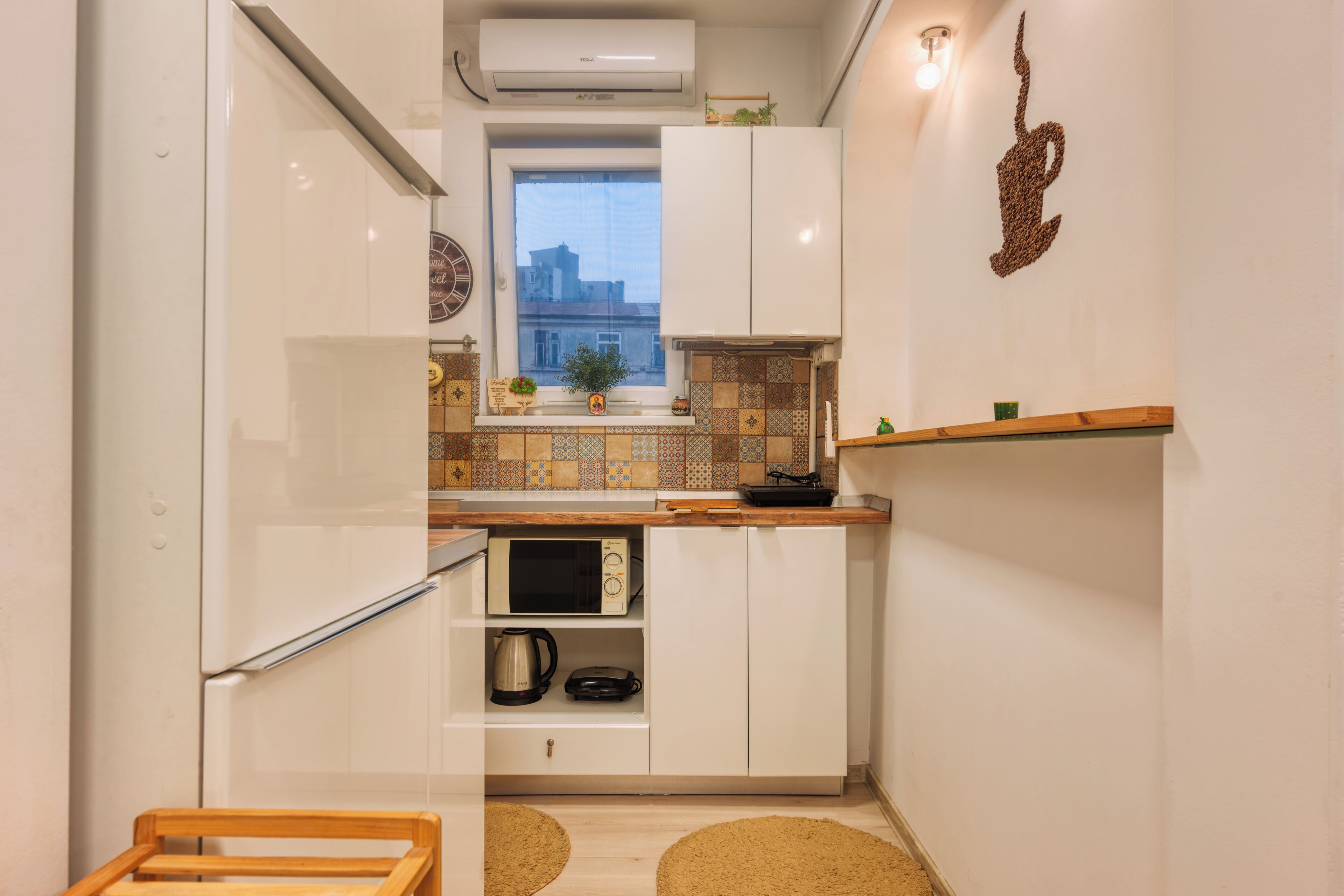Apartamento familiar, 2 habitaciones, cocina | Cocina privada | Frigorífico grande, microondas, placa de cocina y utensilios de cocina