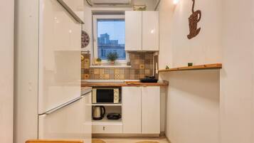Apartamento familiar, 2 habitaciones, cocina | Cocina privada | Frigorífico grande, microondas, placa de cocina y utensilios de cocina