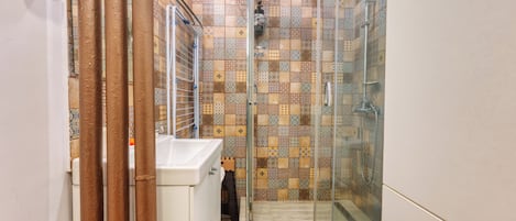 Appartement familial, 2 chambres, cuisine | Salle de bain | Douche, articles de toilette (gratuits), séchoir à cheveux