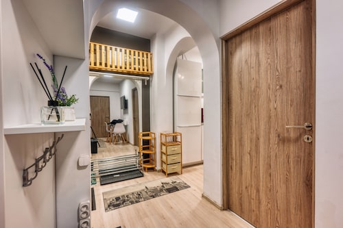 Modern 2 BR in Center - Pumo Properties