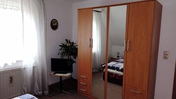 Bügeleisen/Bügelbrett, Reisekinderbett, kostenloses WLAN, Bettwäsche