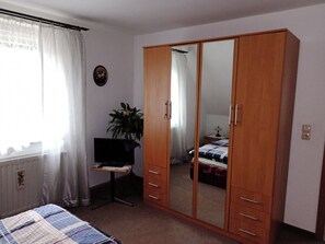 Bügeleisen/Bügelbrett, Reisekinderbett, kostenloses WLAN, Bettwäsche