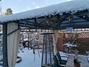 Outdoor dining - Cozy vacation apartment in quiet surroundings with terrace (Freital)