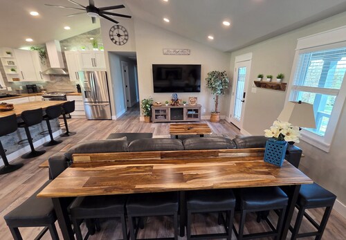 Tennessee Treasure at the Foothills of the Smoky Mountains. A Must See!