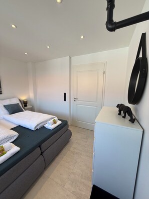 1 chambre, bureau, fer et planche à repasser, lit de bébé portatif