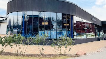 A modern building with a curved facade, large glass windows, and a nameplate reading 'GLASBAREN'.