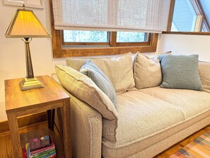 Smart TV, fireplace, ping pong - New 3-bedroom home with central AC at Lake Naomi, private path to lake/beach (Pocono Pines)