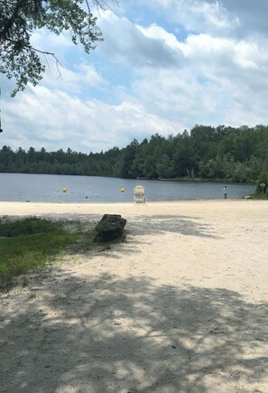 Sun-loungers - New 3-bedroom home with central AC at Lake Naomi, private path to lake/beach (Pocono Pines)