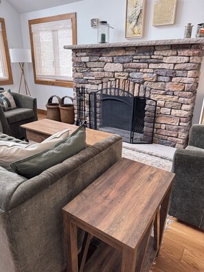 Smart TV, fireplace, ping pong - New 3-bedroom home with central AC at Lake Naomi, private path to lake/beach (Pocono Pines)