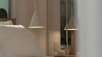 3 habitaciones, escritorio y tabla de planchar con plancha