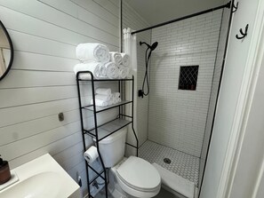 Bathroom - Perfect 4-bedroom house in beautiful Arlington for your stay (Arlington)