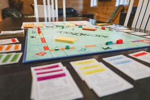 Um jogo de tabuleiro montado sobre uma mesa, com diversas peças e cartas.
