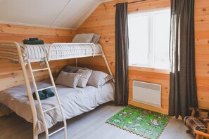 A king bed, a queen bed, and a bunk bed will allow everyone to rest well - Chalet 3M & Spa - Lanaudiere (Chertsey)