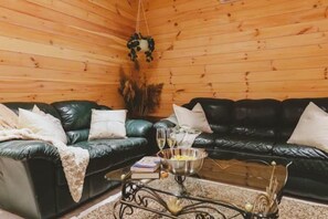 Relax in the living room while sipping your favorite drink - Chalet 3M & Spa - Lanaudiere (Chertsey)