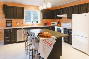 The fully equipped kitchen is suitable for even the most seasoned chefs - Chalet 3M & Spa - Lanaudiere (Chertsey)