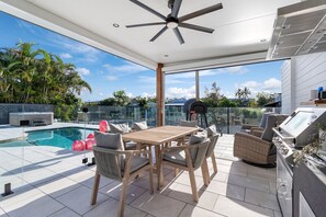 Outdoor dining - Coastal Waterfront Broadbeach Waters (Broadbeach Waters)