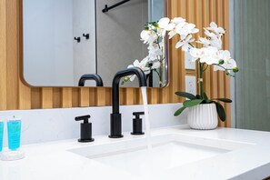 Shower, hair dryer, towels, soap - Relaxing and charming 1Bd/1Bh Retreat  - FREE Shuttle (Orlando)