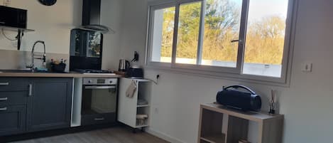 Refrigerador, microondas, horno y parrilla de estufa