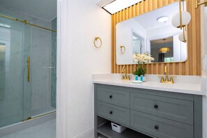 Shower, hair dryer, towels, soap - Inspiring and cozy Botanic Retreat - FREE Shuttle (Orlando)