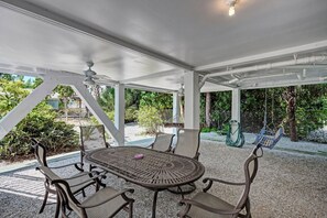 Outdoor dining - Steps to Beach - Anna Maria Island - Island Time! (Anna Maria)