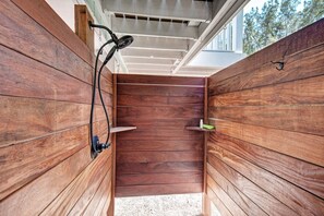 Shower, hair dryer, towels, soap - Steps to Beach - Anna Maria Island - Island Time! (Anna Maria)
