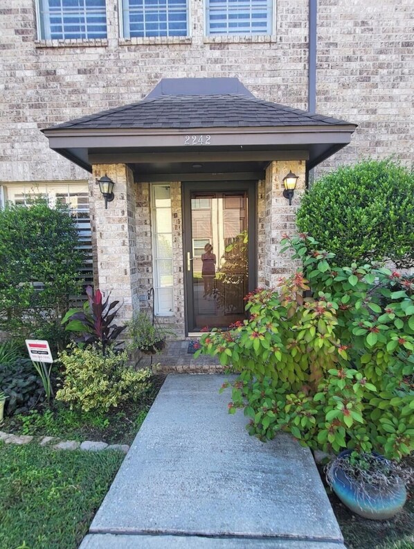 Exterior detail - Charming 2 bedroom townhome near NASA (Houston)