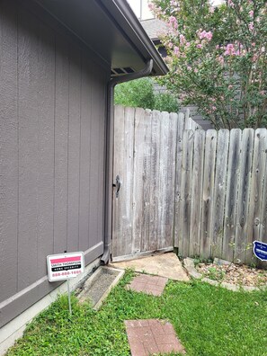 Property grounds - Charming 2 bedroom townhome near NASA (Houston)
