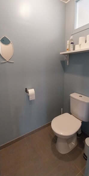 Douche, sèche-cheveux, savon, papier toilette
