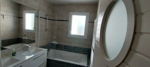 Douche, sèche-cheveux, savon, papier toilette