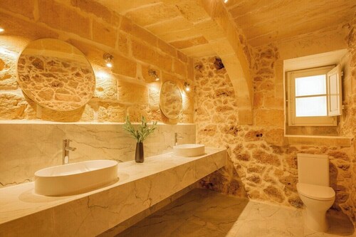 Stunning 350-year-old home with roof splash pool