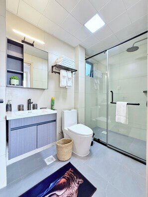 Shower, hair dryer, towels, soap - Araka Homes-Westlands/Elegant 2 Bedroom Apartment (Nairobi)