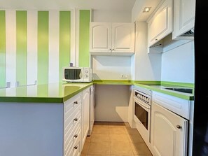 Private kitchen - Apartament with pool and sea views Estartit Rental (Torroella de Montgrí)