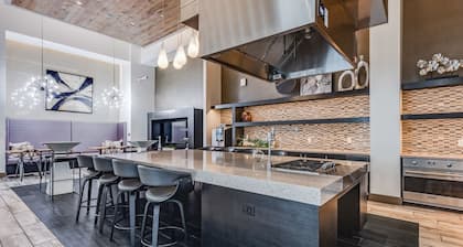 Virelli Apartments Upscale King Suite in the Heart of Orlando w Pool