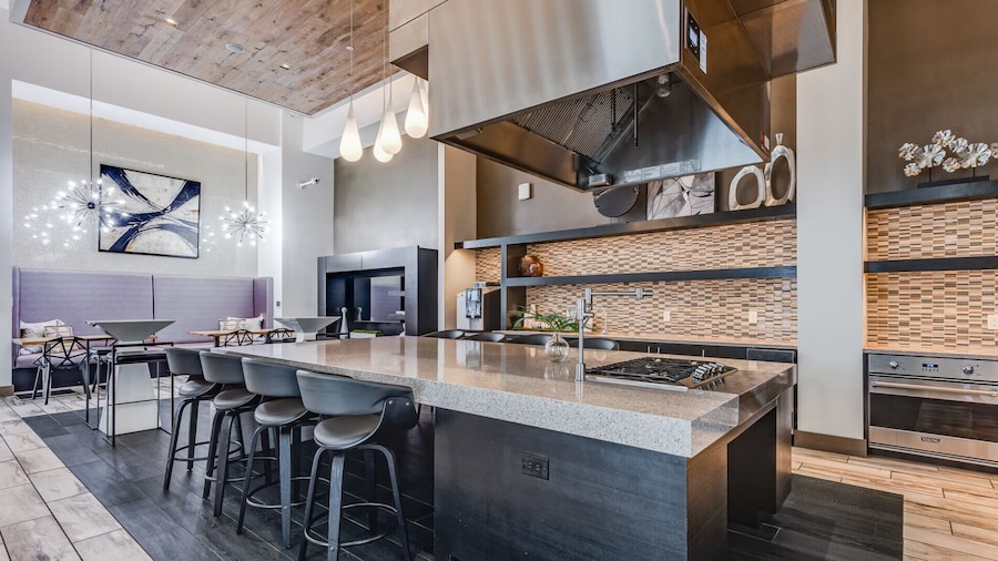 Virelli Apartments Upscale King Suite in the Heart of Orlando w Pool