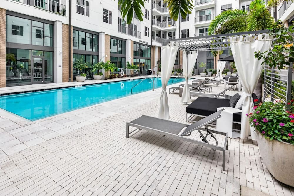 Virelli Apartments Upscale King Suite in the Heart of Orlando w Pool