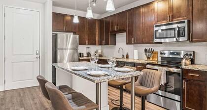 Virelli Apartments Upscale King Suite in the Heart of Orlando w Pool