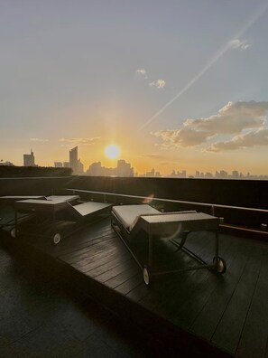 Terrace/patio - Studio w/ Balcony @ Poblacion, Makati | Pool, Gym & Sauna (Makati)