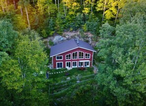 Exterior - La Maison Magique- Private Hot Tub & Lake Access! (Sainte-Béatrix)